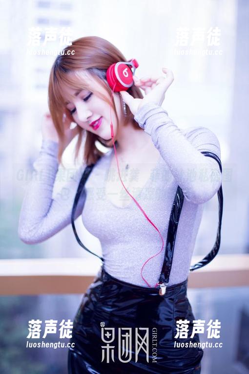 GIRLT果团网-龚玥菲 GIRLT果团网 - 跳进龚玥菲的泳池私房图包,感受一丝清凉的暧昧