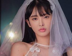 一组让人心动的高清Hyoyeon(김효연)校服图册，光影交错下的青春味道。