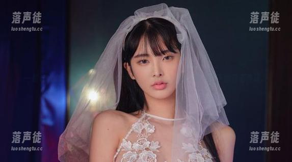 一组让人心动的高清Hyoyeon(김효연)校服图册，光影交错下的青春味道。