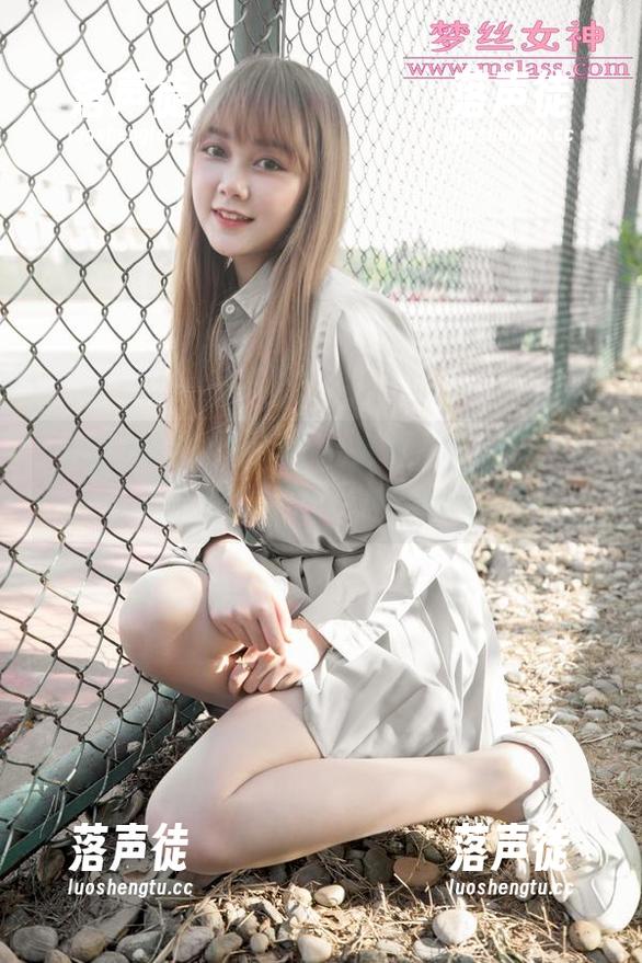 MSLASS梦丝女神 - 毛衣可以藏身，但藏不住小穆的长腿—高清美照来啦！