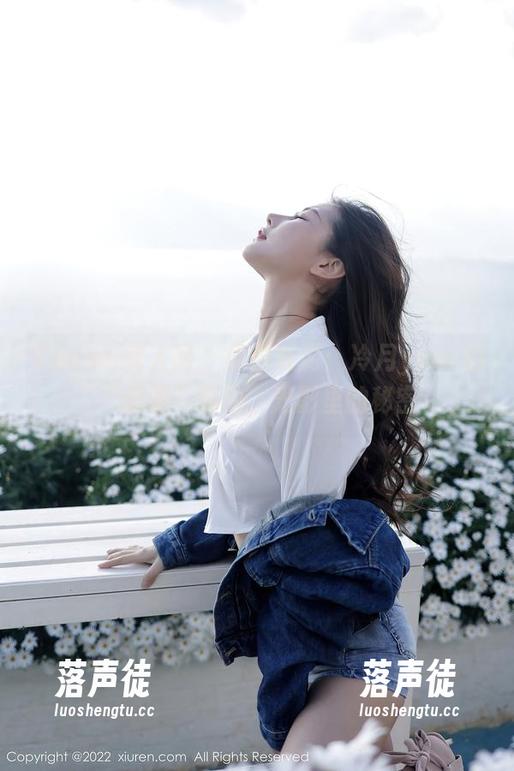 Xiuren秀人网 - 原图畅游：冷月yuer的“透明”私拍，光影里的秘密