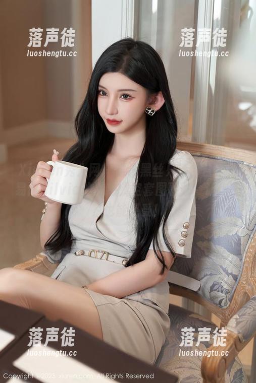Xiuren秀人网-易阳Silvia Xiuren秀人网 - 谁说黑丝只适合台上?易阳Silvia的魅惑镂空套图下载,让你在家也能感受!
