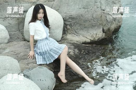 eloise软软 最软的eloise软软,最新的JK照片,保证让你心动不已!