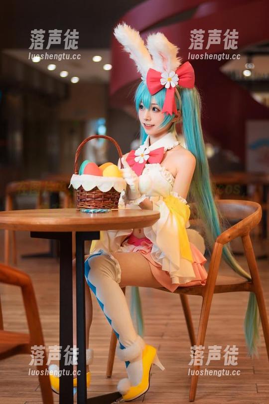 kitaro绮太郎 在图片中追逐kitaro绮太郎的制服cos,像在追梦一样,摩擦出一丝火花。