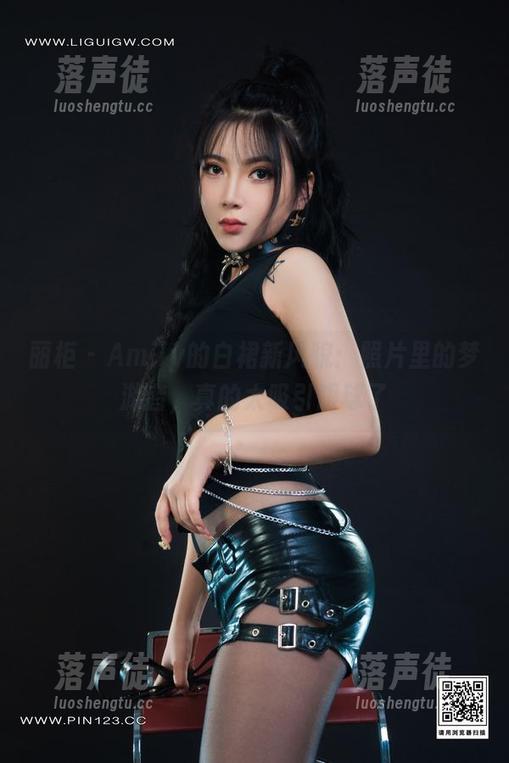 丽柜-Amily 丽柜 - Amily的白裙新风貌:照片里的梦游者,真的太吸引眼球了