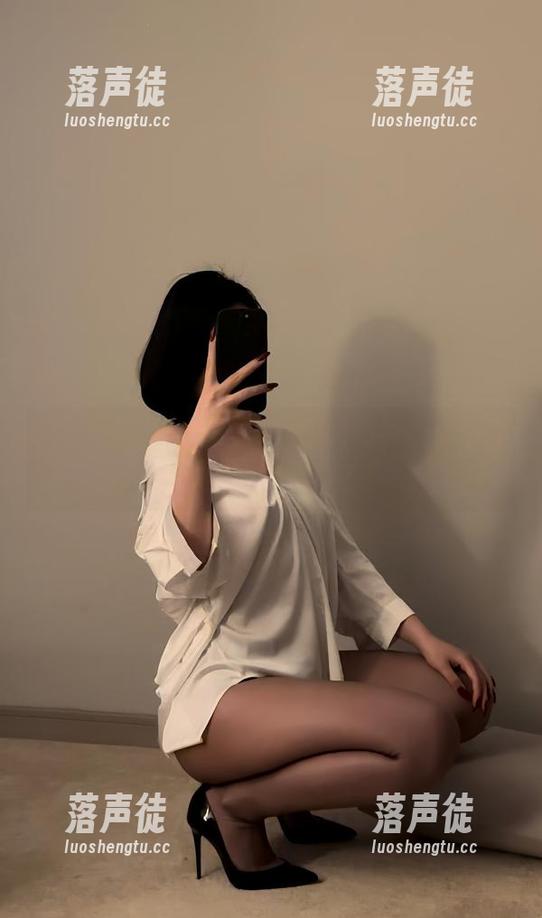 微密圈 - 保守的二舅妈的白衬衫，谁说简单才不吸引眼球？！