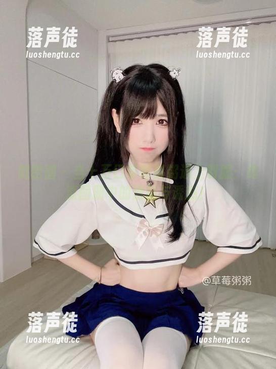 微密圈 - 当十万口草莓粥粥遇上制服：高清图册中的清新与诱惑！