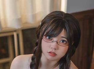 在啊日日_Ganlory的皮衣写真中，找到那一丝神秘的诱惑。