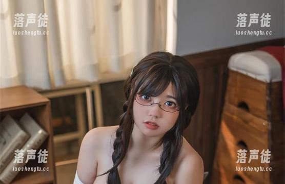 在啊日日_Ganlory的皮衣写真中，找到那一丝神秘的诱惑。
