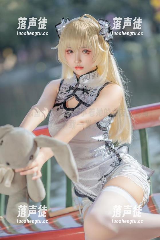 收藏必备：大大卷卷小卷她的女友全套写真，下载一发入魂！