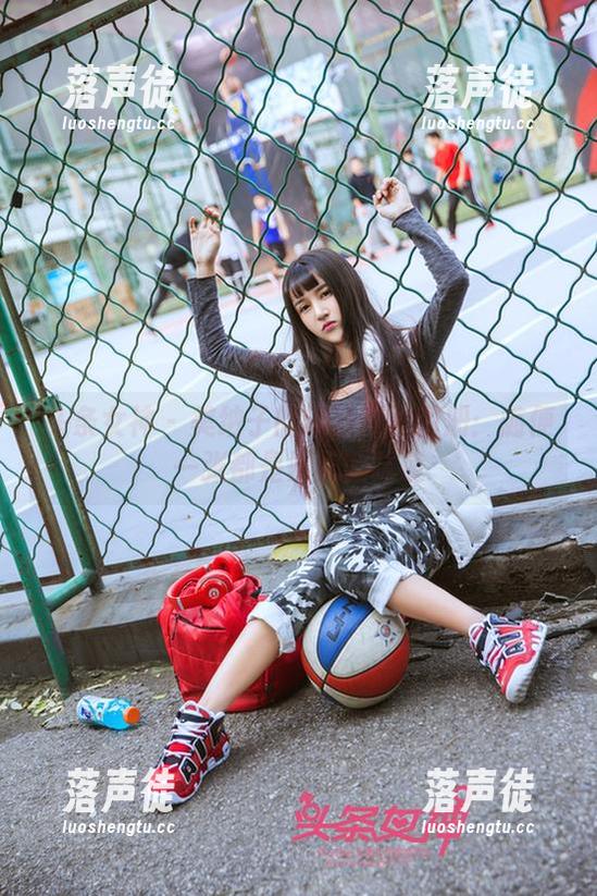 头条女神 - 美纳子的泳池写真图册：随便一张都是夏天的味道