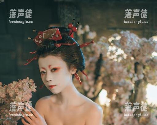 奈汐酱Nice礼服作品大赏：史上最强搭配，或许就是把各种零食一起穿上！