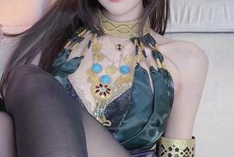 “小小奶瓶儿”高清写真，教你如何把“纯欲吊带”穿出诗意盎然