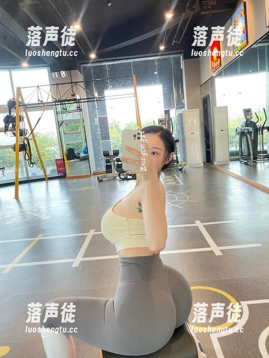 微密圈 - 最新鲜的左公子666图集更新：看粉色奶牛如何玩转每一个慵懒的午后！