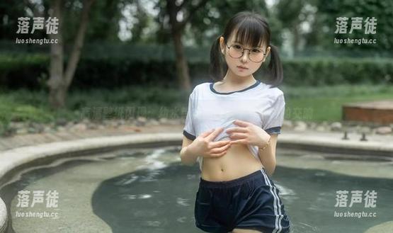 幼水铃衣 高清壁纸闪现:幼水铃衣的白裙子与暖阳的交响