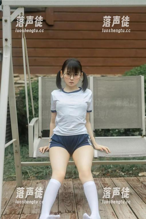 幼水铃衣 看完幼水铃衣午间更衣室的分享,竟然让我想起了小时候的泳池!
