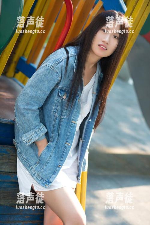 推女郎-Lina 推女郎 - Lina的毛衣图库:就这件?下载的人居然不少!