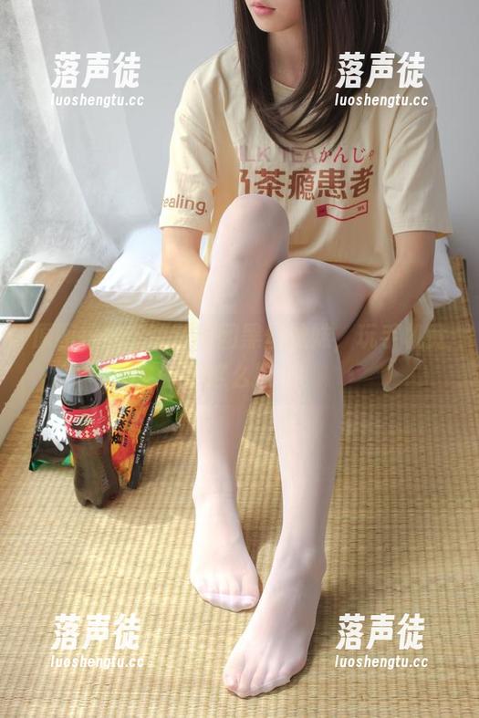 森萝财团 原图揭密:森萝财团黑丝妹妹,玩手机竟然这么撩!