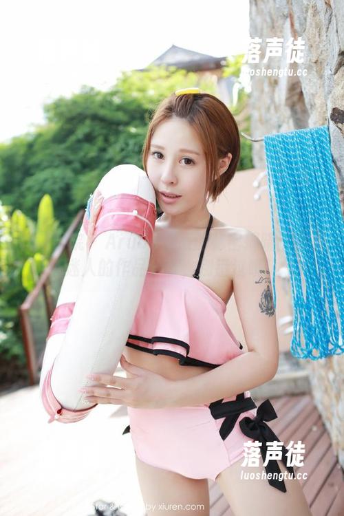 模范学院-Arude薇薇 模范学院 - Arude薇薇的秘密揭晓:那些迷人的作品分享,别错过哦!