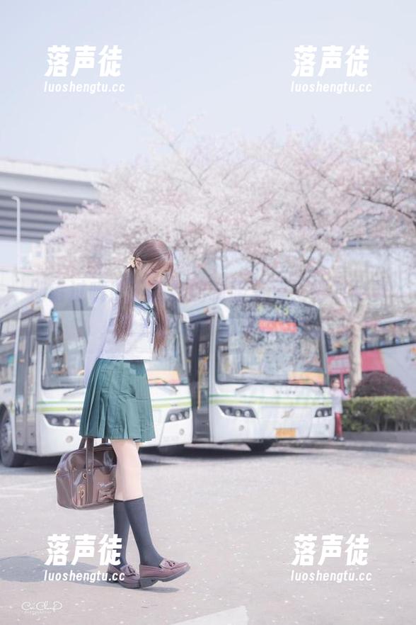 别错过哦！王羽杉的制服写真，绝对免费，可能会让你心跳加速！