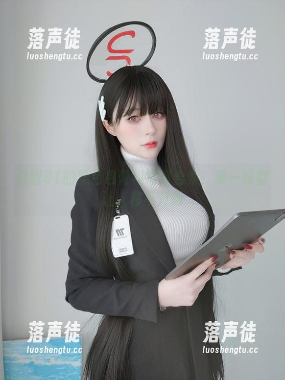 白银81 白银81的黑色包臀裙写真合集:每一帧都让人移不开眼