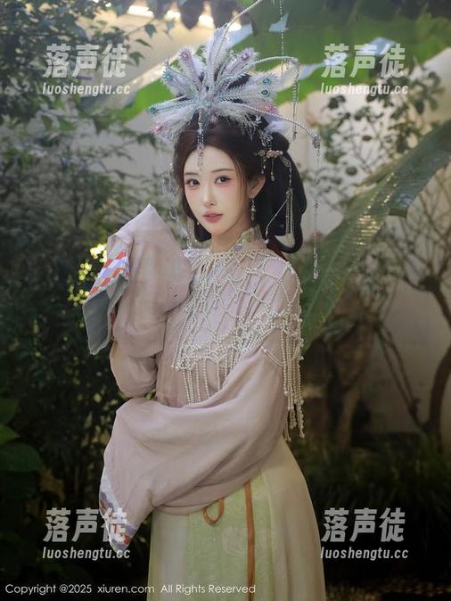 秀人网-UU酱 秀人网 - UU酱,透明与高清的完美交融:写真作品引发深思