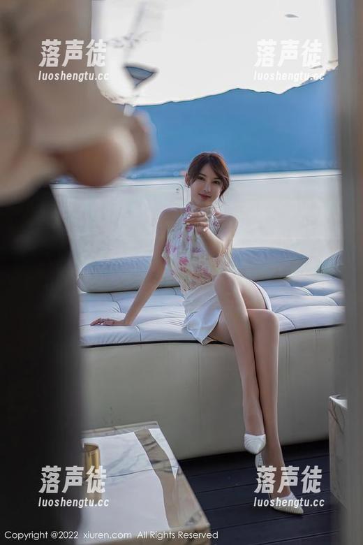 秀人网 - 精选养乐多Doll油亮套图：随便一眼都让人忍不住想多看几眼
