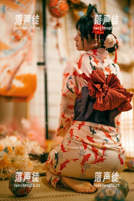 落落Raku 每一张落落Raku的写真都在说:你可别低估这个女孩哦!