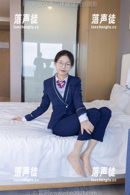 袜啵啵 - 苏苏带来最新写真，展现两双高跟鞋，我就想问，脚疼吗？