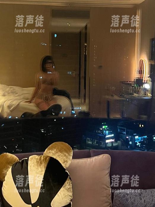 詹詹 微密圈 - 你绝对不想错过的最新詹詹泳装写真:光影摇曳间的夏日心情!