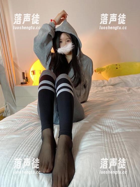 软妹小九九 微密圈 - 软妹小九九的黑丝户外作品,原图中的流畅与性感