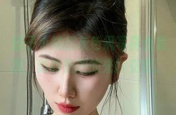 微密圈 – 醇子小姨的灰色飒写真合集，时而冷冽，时而热烈的光影交错。