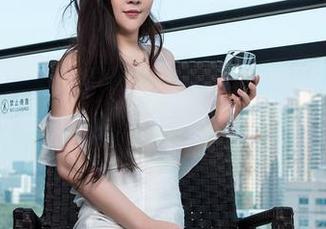 青豆客 – 一张Ann尤美的夏日原图，瞬间变身壁纸，真是‘美’上加‘美’！