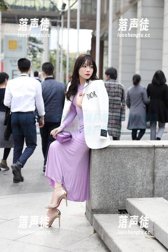 魔镜街拍-婷婷 魔镜街拍 - 婷婷的粉裙日常:销售主管的私房图集,卖的不仅是产品,还有风格!