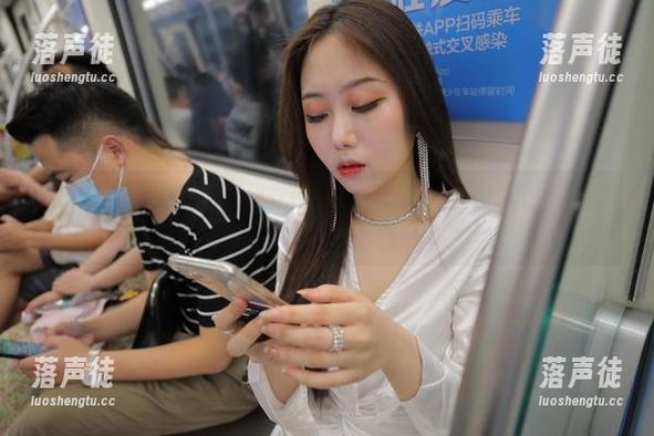 魔镜街拍-楼楼 魔镜街拍 - 楼楼的白色连衣裙写真:观看这份清新是不是有点犯规?