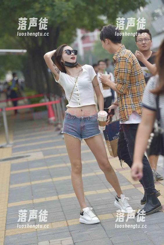 魔镜街拍-艾小青 魔镜街拍 - 私房旗袍街拍中的艾小青:一个人的自拍合集,不门外汉!