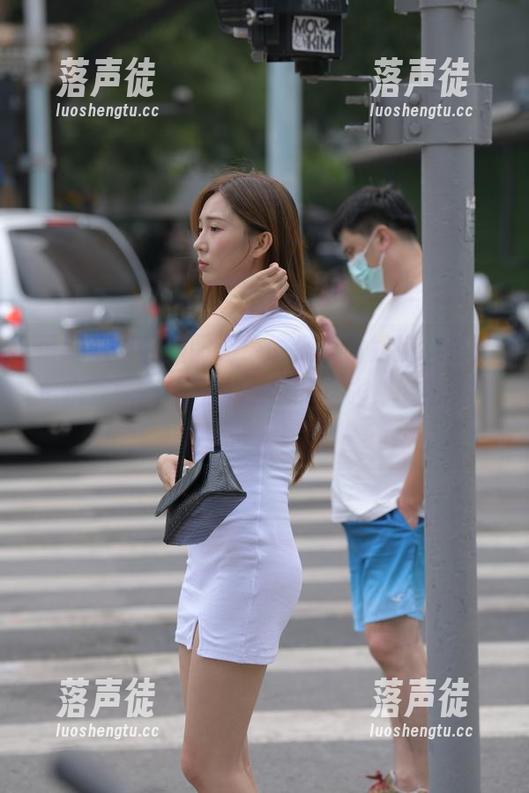 最新魔镜街拍图册：牛仔裙小姐姐，她的走路姿势简直让人想一秒变成“街拍摄影师”！